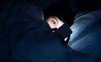 熬夜刷手机是一件很耗命的事情！